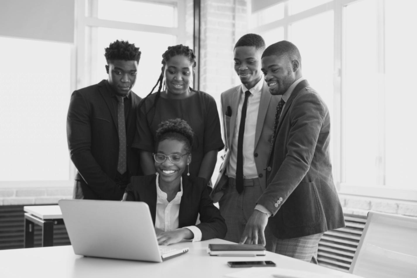 Moderne Arbeitsumgebung mit Laptop und Finanzplanungstools